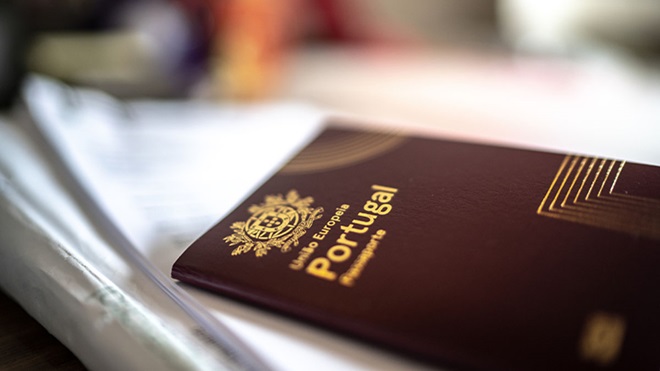 Grande plano de um passaporte português
