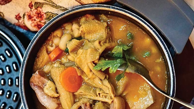 Tacho com tripas à moda do Porto numa mesa do restaurante