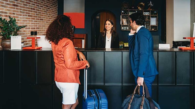 Casal na receção de um hotel