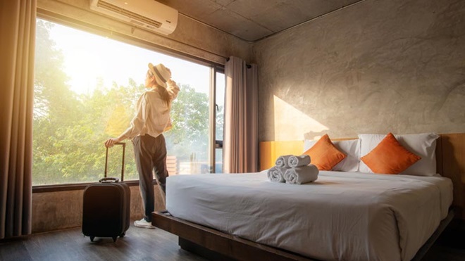 mulher a chegar de viagem ao quarto
