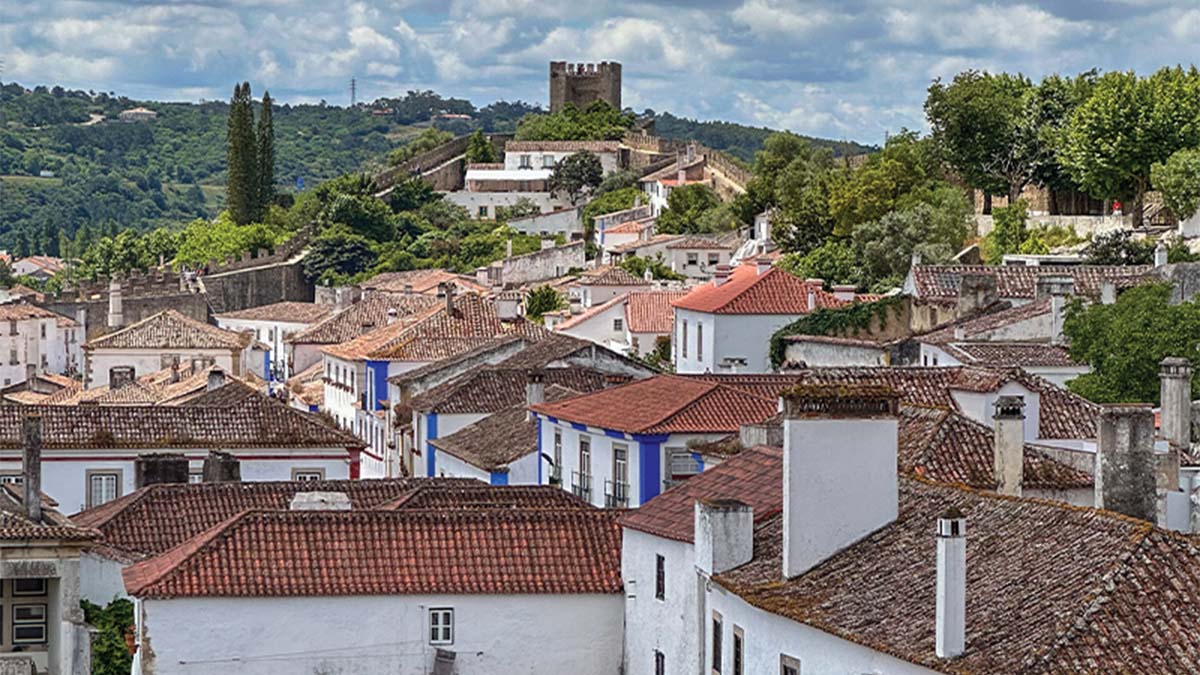 Vista de Óbidos, com o castelo ao fundo