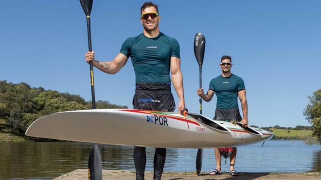 João Ribeiro e Messias Baptista seguram embarcação K2 em treino para os jogos olímpicos.