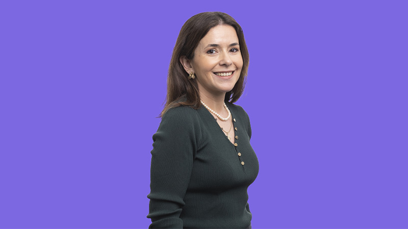 Magda Canas sobre fundo roxo
