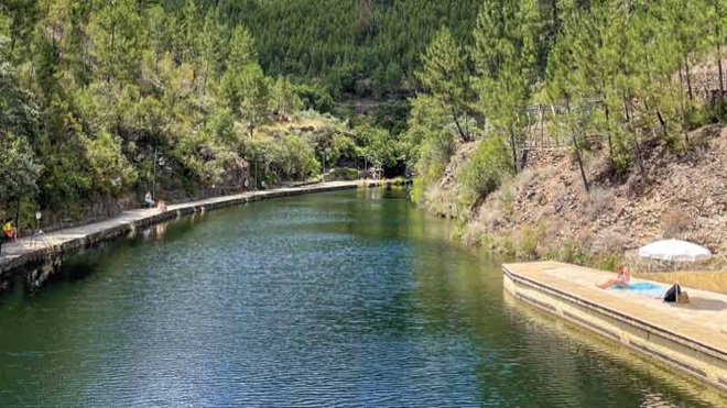Praia fluvial com plataforma flutuante à beira-rio