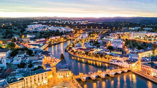 Ponte romana no centro de Tavira ao entardecer no rio Gilão