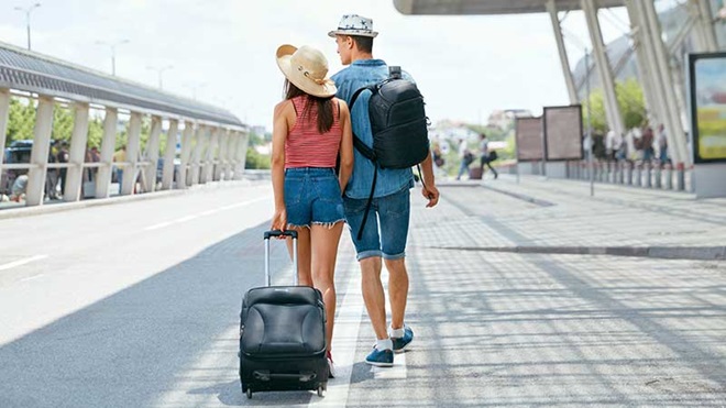 Casal a chegar para férias