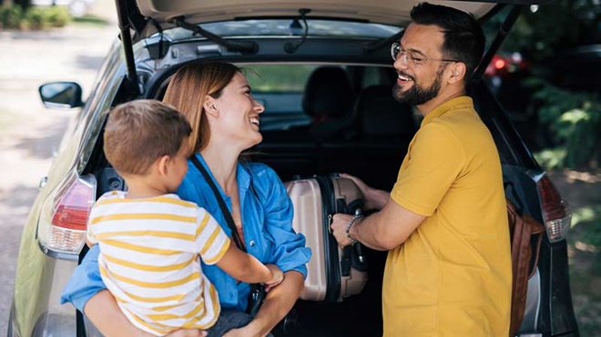Família prepara malas para viagem de carro