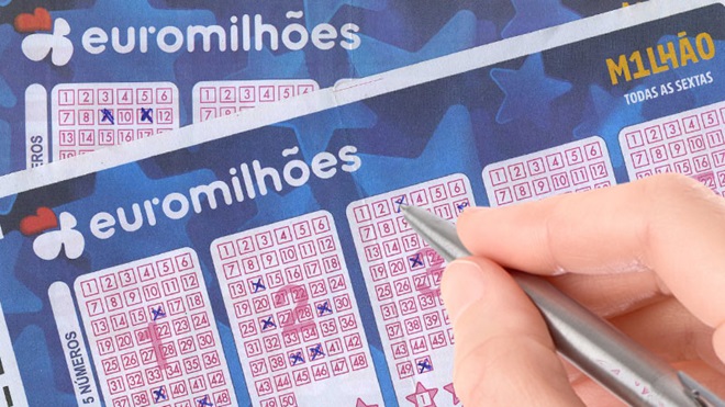 mão com caneta a preencher o boletim de euromilhões