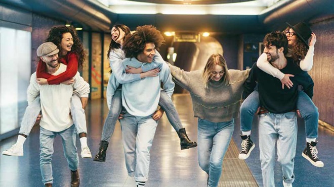 Jovens às cavalitas no metro divertidos - alusão a viagens de finalistas