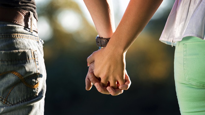 casal em união de facto de mãos dadas