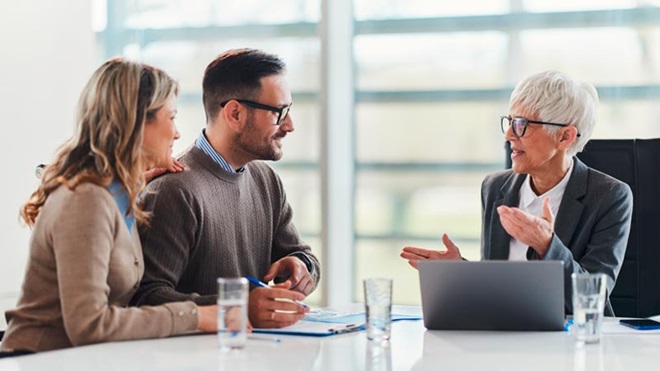 Casal adulto aconselha-se junto de advogada, num escritório