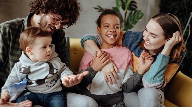 Criança apadrinhada por família com um bebé