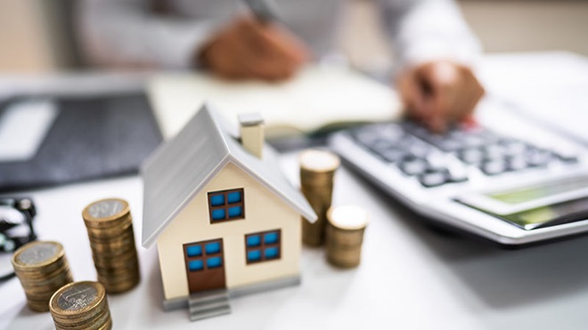 Homem a fazer contas do credito à habitação