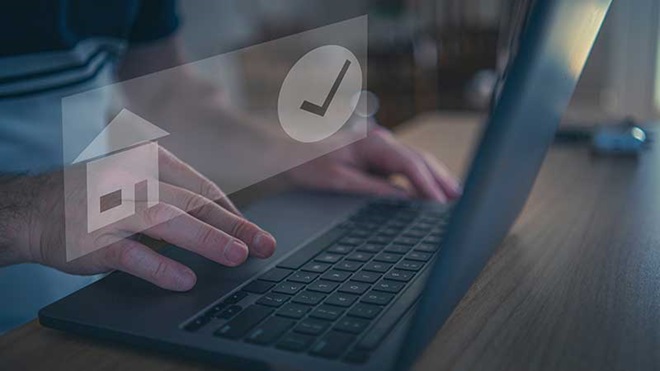 Homem no portátil com ícones de casa e visto