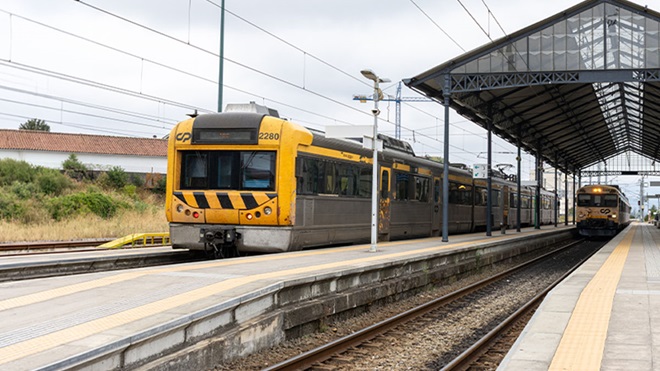 Dois comboios na estação.