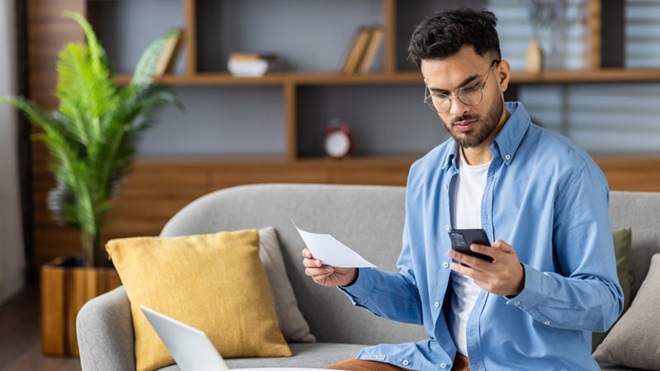 Baloiço com o símbolo do euro e um relógio