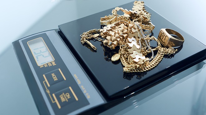 Balança com peças de ouro