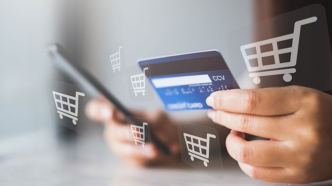 mãos de mulher com telemóvel e cartão de crédito para fazer compras online