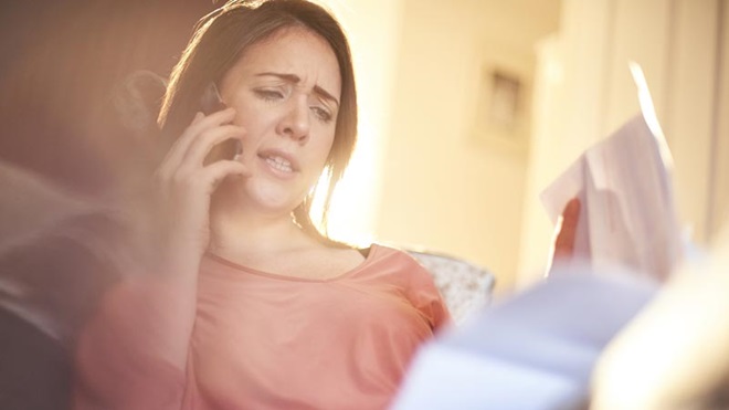 mulher reclama créditos ao telemóvel