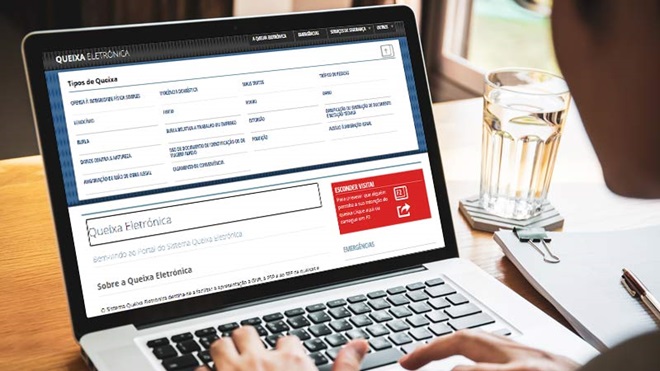 Pessoa com um portátil a denunciar um crime através da internet