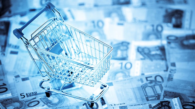 Carrinho de compras vazio, sobre notas de euro, em fundo azul