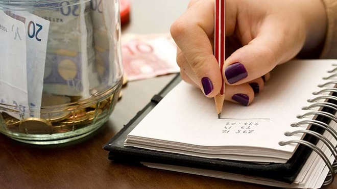 Mulher a fazer contas