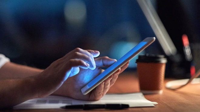 pessoa a utilizar um tablet