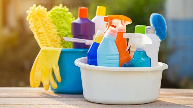 alguidares com produtos de limpeza do lar