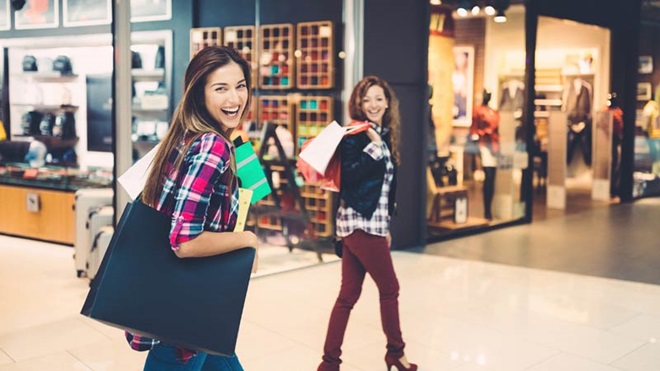 Duas jovens a fazer compras em centro comercial