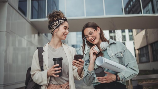 Duas estudantes na faculdade