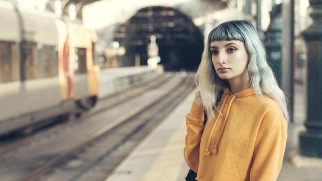 rapariga à espera do comboio 