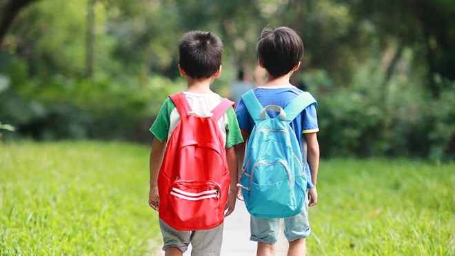 Aluno a guardar canetas no estojo escolar