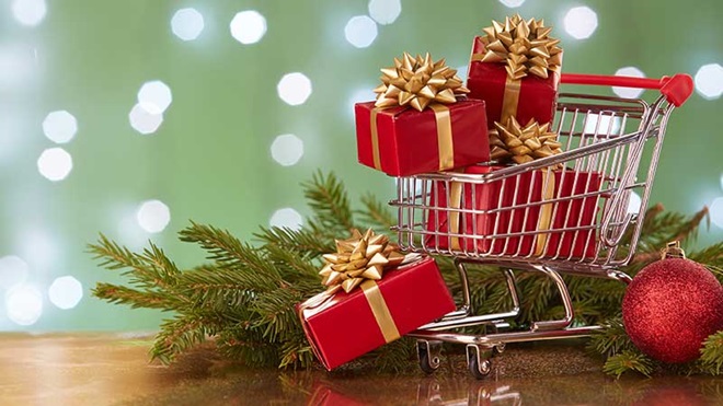 Carrinho de compras com presentes de Natal
