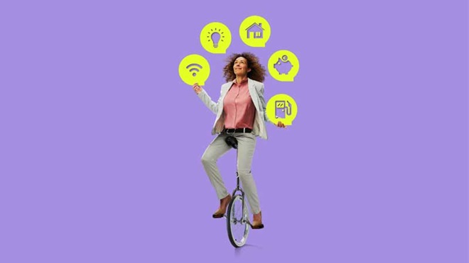 Mulher a tentar equilibrar-se num monociclo ("bicicleta" de uma roda) enquanto faz malabarismo com cinco bolas que representam as contas que tem de pagar