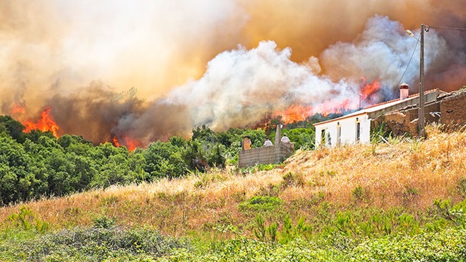 Incêndio perto de casas