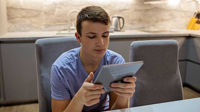 Jovem a ler no tablet