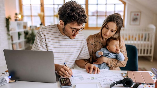 Família a fazer contas