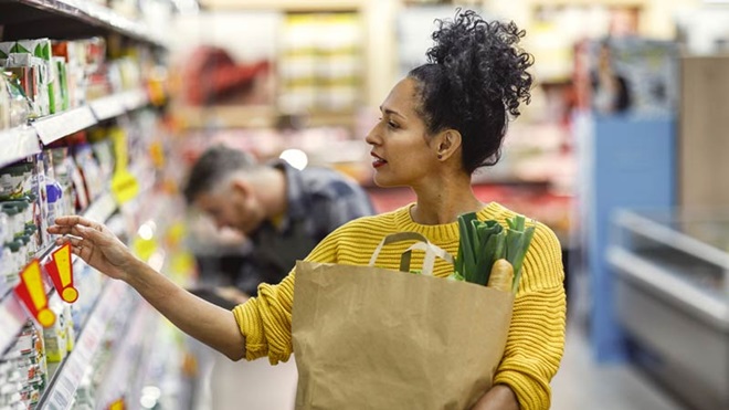mulher às compras em supermercado