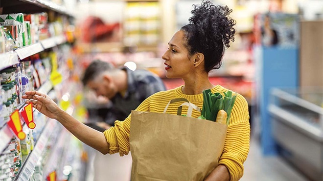 mulher às compras em supermercado