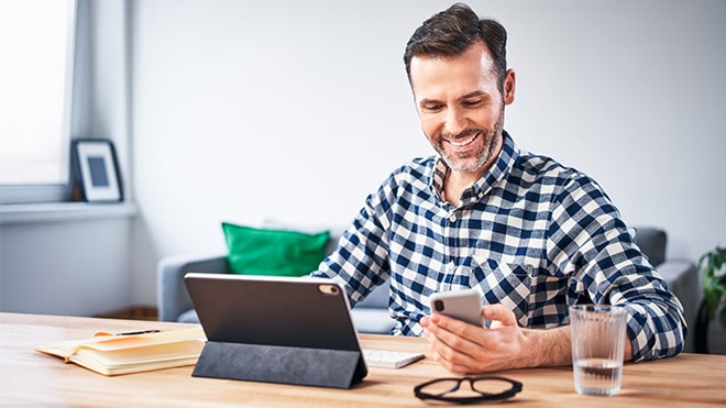 Homem com tablet e telemovel