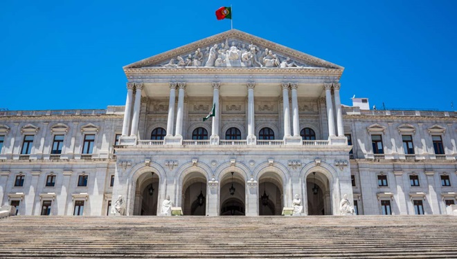 Imagem frontal da Assembleia da República portuguesa, em Lisboa e parte da escadaria