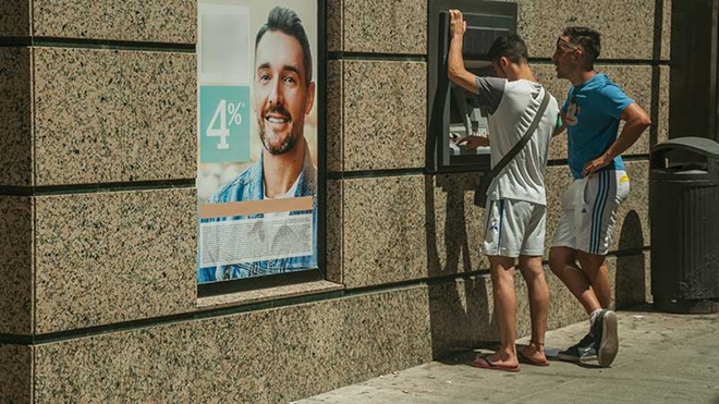 Dois homens numa caixa multibanco