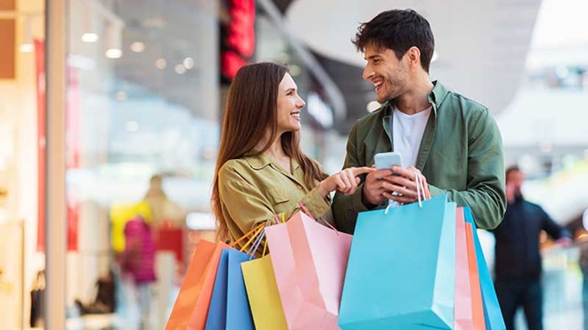 Casal com saco de compras