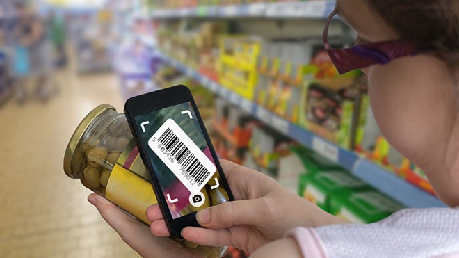 Pessoa a ler o código de barras de um produto