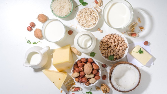 Produtos lacticínios, frutos secos, grão sobre fundo branco