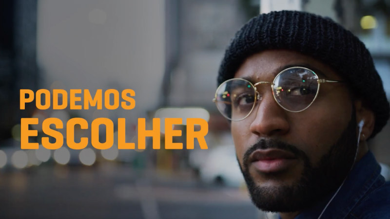 rapaz olha com ar enigmático