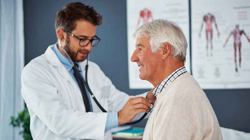 Médico a dar uma consulta a um paciente