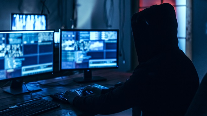 hacker em operação de phishing e pharming