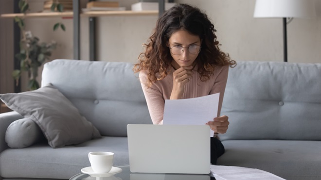 mulher a ver faturas 