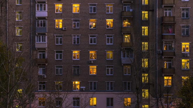 prédio com vários apartamentos cuja luz está acesa